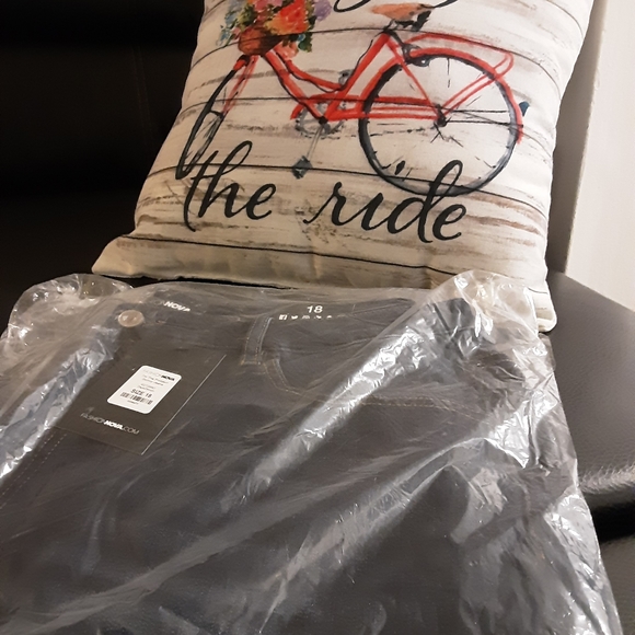 Fashion Nova Jeans - Picture 3 of 4